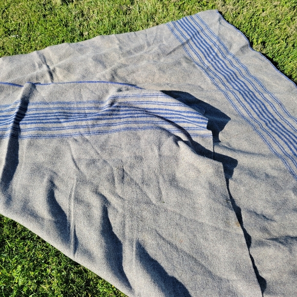 vintage 1950s 100% wool blanket, Horn Brothers, made in Canada, grey blue stripe - Picture 8 of 8